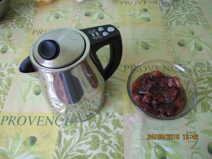 68. Versez l'eau chaude sur les dattes emtassées