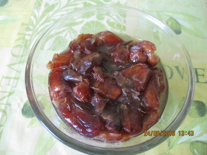 69. Les dattes trempent dans de l'eau chaude