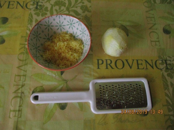 73. Râpez tout le citron et récoltez le zeste