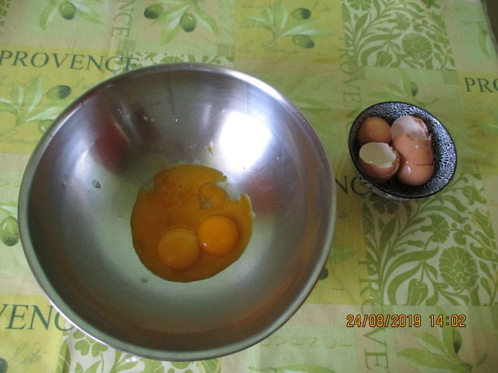 79. Mettre les jaunes d'oeufs dans le bol (+ coquilles)