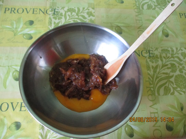 81. Ajoutez la pâte de dattes aux jaunes d'oeufs