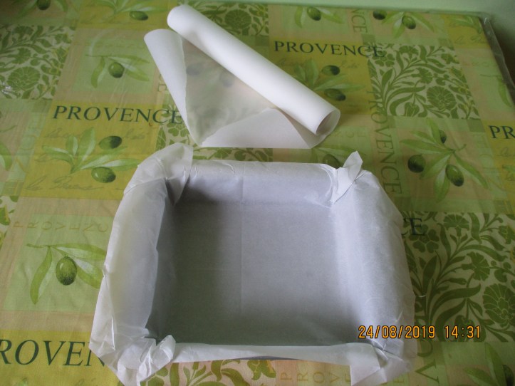 93. Papier sulfurisé dans le moule 2 + rouleau