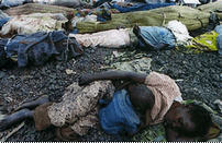 Enfant rwandais tétant sa mère